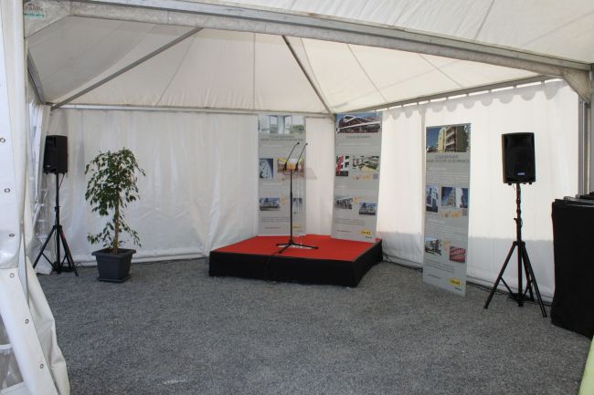 Tente sur graviers pour discours et coktails